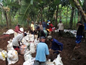 kerja-bakti-buaat-tanggul-sungai-lebak