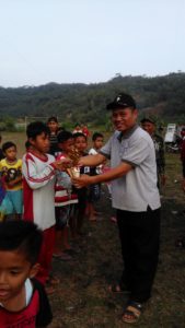 kades pagerandong memberikan hadiah kepada juara lomba layangan