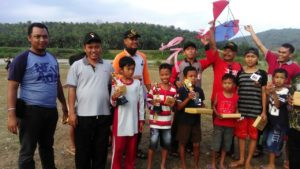 kades pagerandong memberikan hadiah kepada juara lomba layangan 2