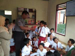 TBM Selakambang pemberian celengan